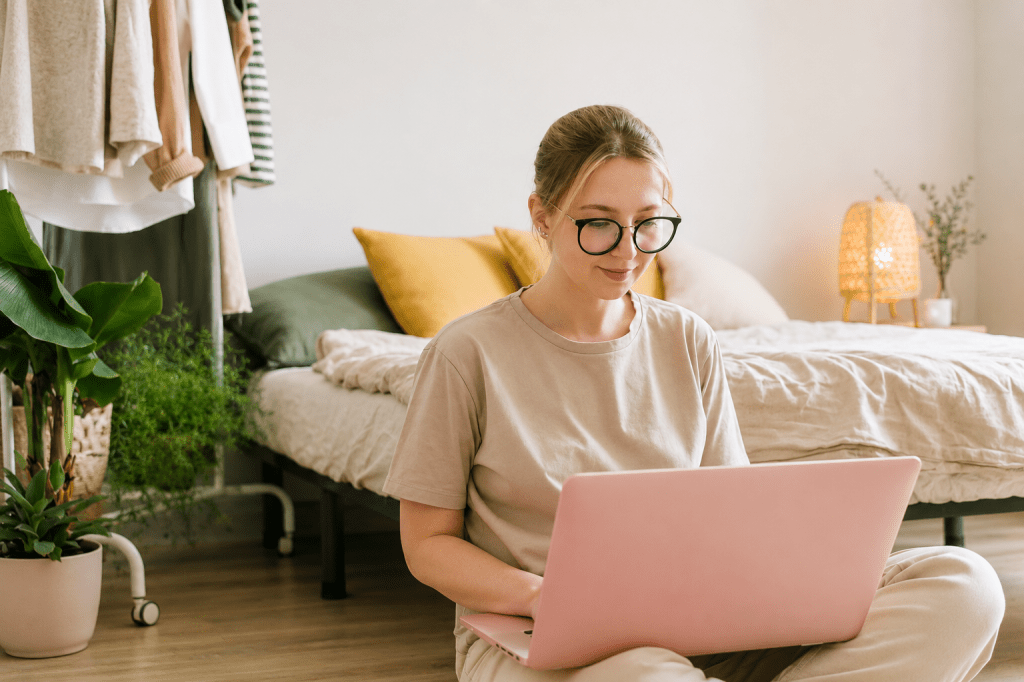 Mom Making Digital Products To Earn Passive Income